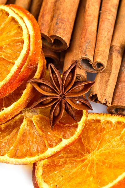 Skořice hole, badyán a sušené pomerančové řezy — Stock fotografie