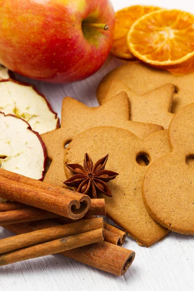 Fresh apple with biscuit,cinnamon and fruit dried — Stock Photo, Image