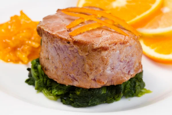 Gebakken tonijn filet met fris oranje, oranje saus en spinazie — Stockfoto