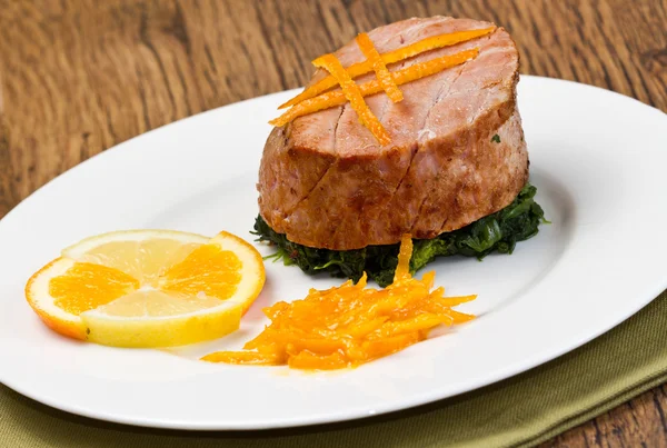 Rántott tonhal szelet friss narancs, narancssárga mártással és spenót — Stock Fotó