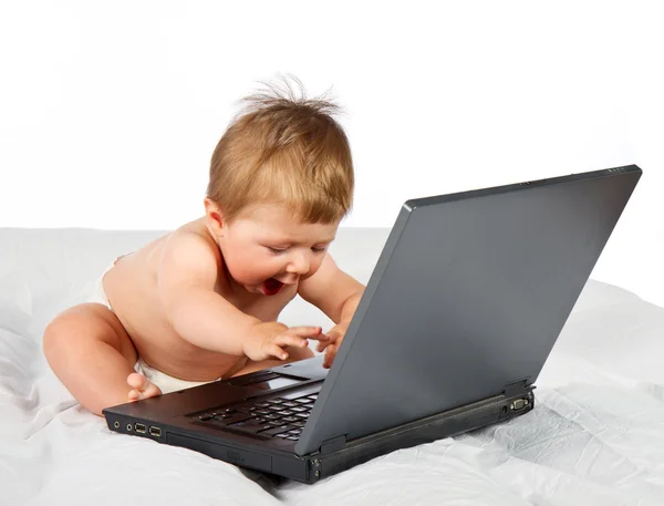 Kind met behulp van laptop — Stockfoto