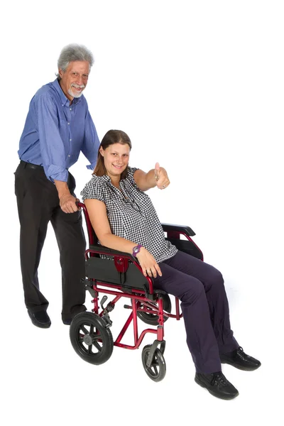 Улыбающаяся пациентка в инвалидном кресле — стоковое фото
