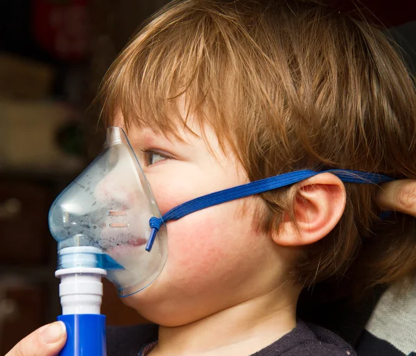 Kind nimmt Atemtherapie, Inhalationstherapie — Stockfoto