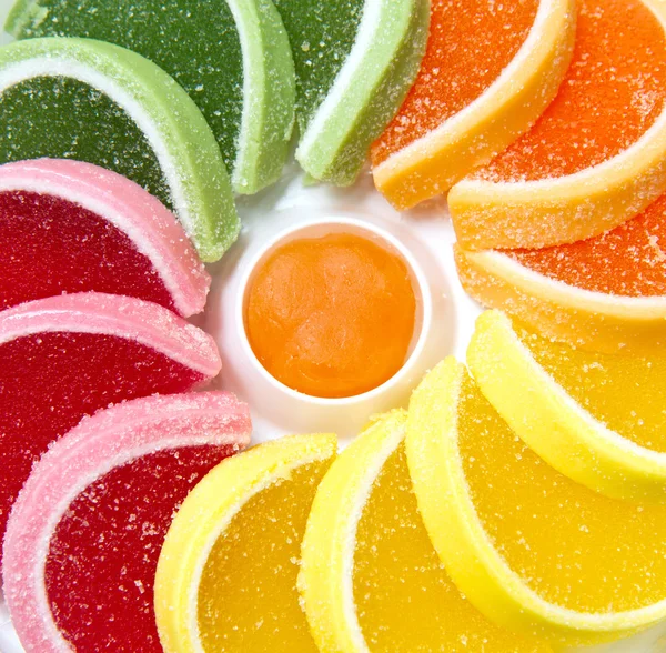 Dulces coloridos de jalea de fruta aislados en blanco —  Fotos de Stock