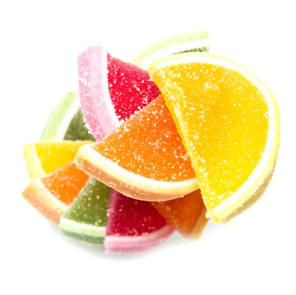 Красочные фруктовые конфеты, изолированные на белом — стоковое фото