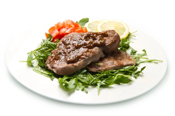 Красное мясо на гриле с овощами и соусом — стоковое фото