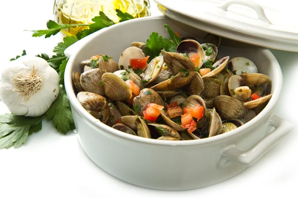 Белая миска супа из моллюсков — стоковое фото