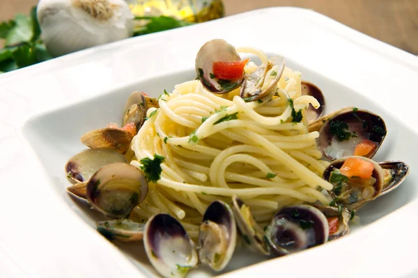 Dish of spaghetti with clams — Stock Photo, Image