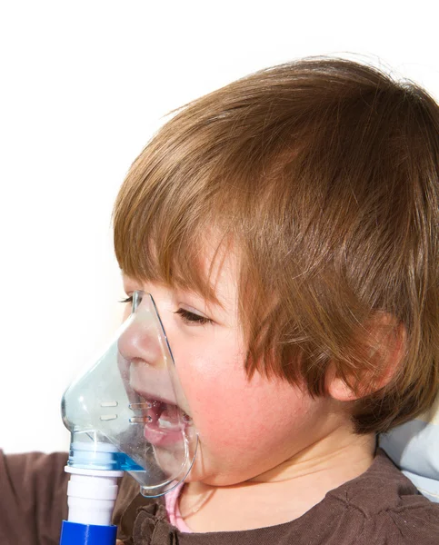 Kind nimmt Atemtherapie, Inhalationstherapie — Stockfoto
