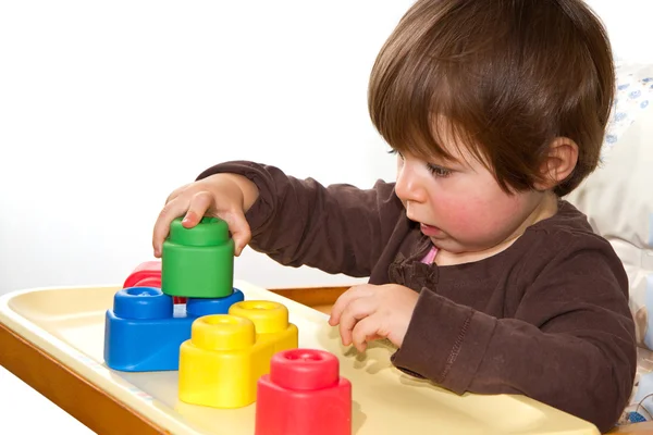 Petite fille jouer avec des blocs colorés — Photo