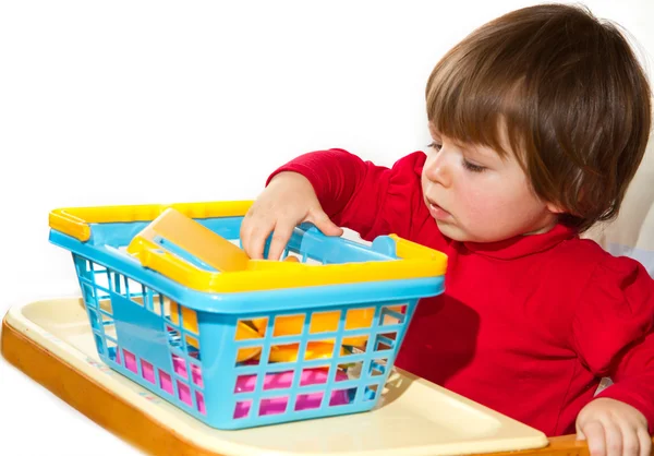 Bambina che gioca con i giocattoli colorati — Foto Stock