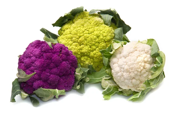 Tris von frischem Blumenkohl auf weißem Hintergrund — Stockfoto