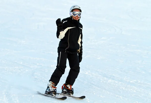 Skifahrer in den Bergen — Stockfoto