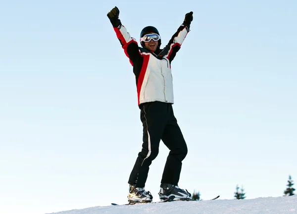 Skifahrer in den Bergen — Stockfoto