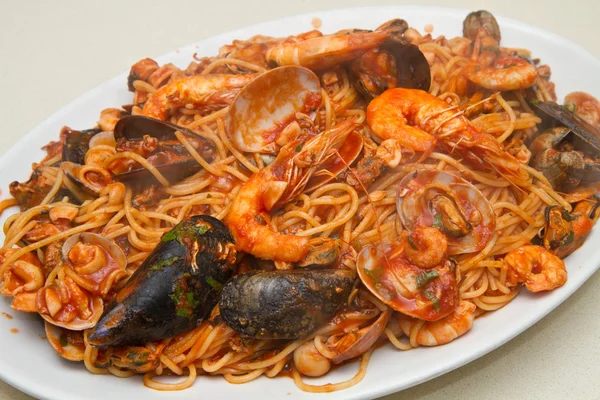 Espaguetis con mariscos — Foto de Stock