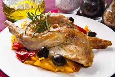 zeytin ve biber ile fırında tavşan