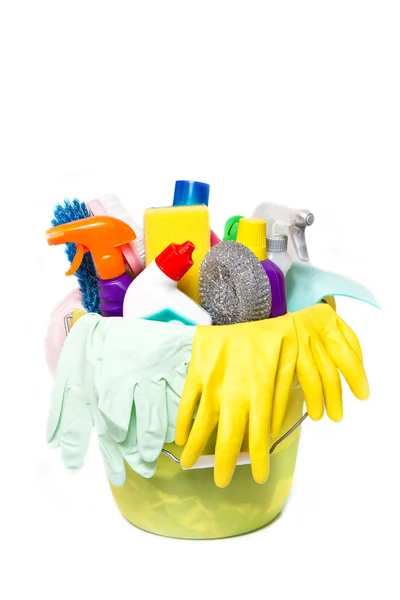 Caja llena de artículos de limpieza y guantes aislados en blanco — Foto de Stock