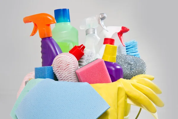 Caja llena de artículos de limpieza y guantes aislados en blanco — Foto de Stock