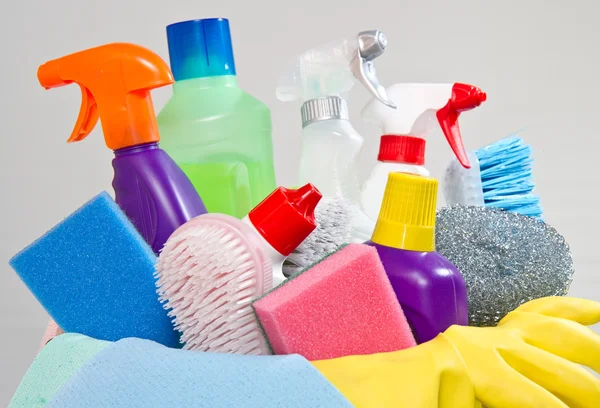 Volledige doos met schoonmaakmiddelen en handschoenen geïsoleerd op wit — Stockfoto