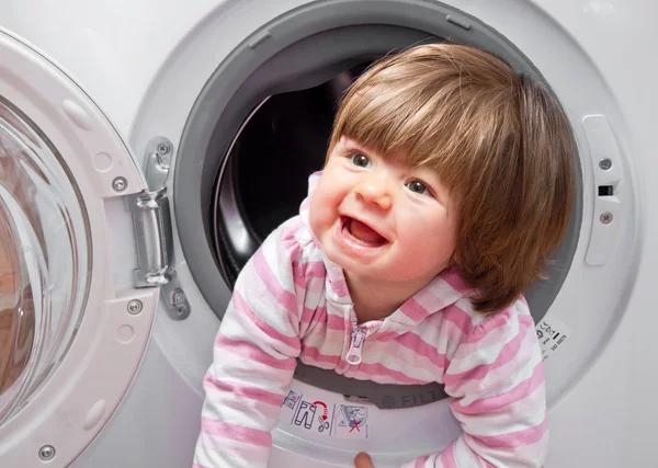 Niña en la lavadora — Foto de Stock