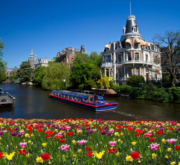 Amsterdam 'daki kanallardan biri. — Stok fotoğraf