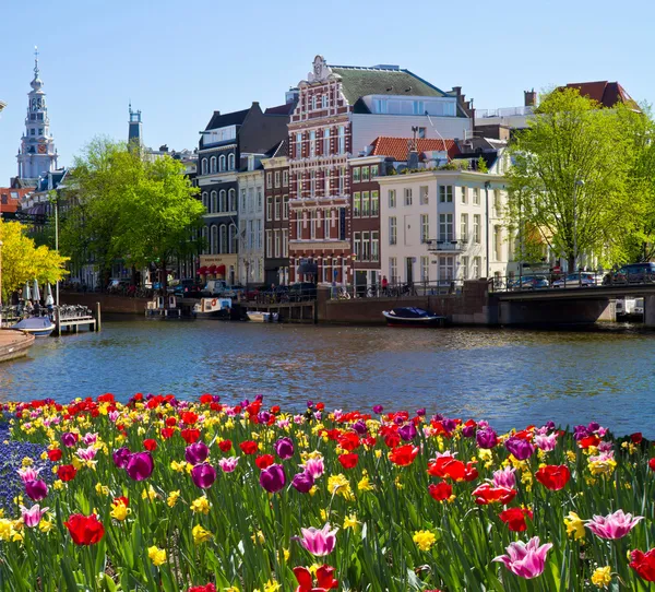 Um dos canais em Amsterdam — Fotografia de Stock