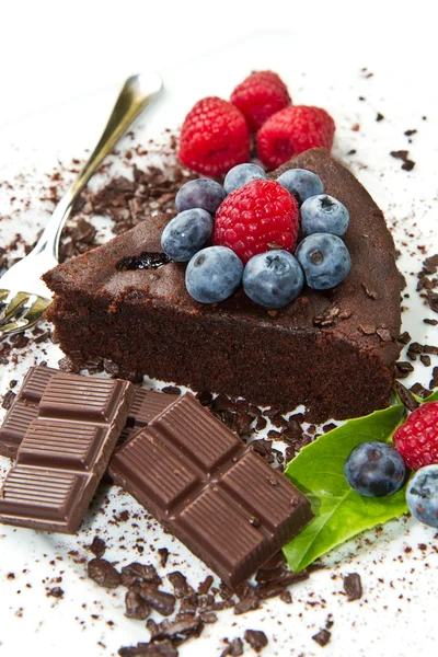 Bolo de chocolate com baga fresca — Fotografia de Stock