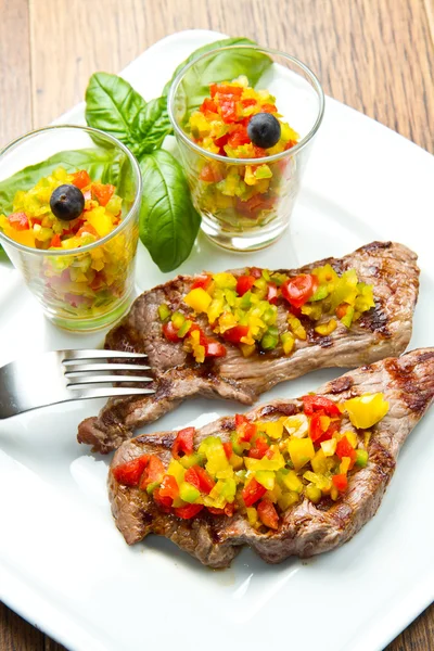 잘라 야채와 함께 구운된 스테이크 고기 — 스톡 사진