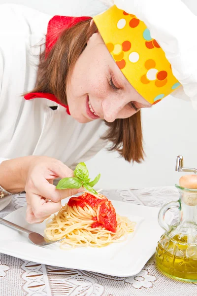 Chef sonriente adornar un plato de pasta italiana —  Fotos de Stock
