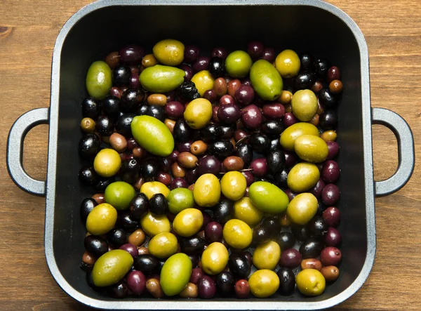 Aceitunas verdes y negras — Foto de Stock