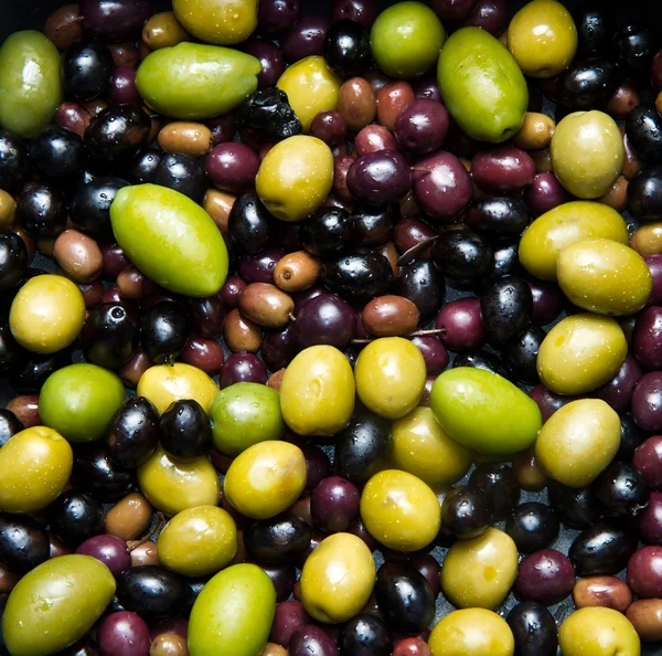 Grüne und schwarze Oliven — Stockfoto