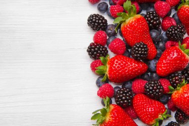 Beyaz ahşap zemin üzerinde çilek