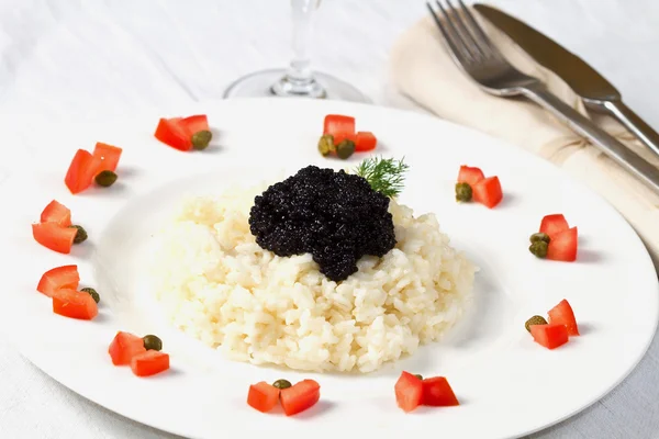 Rijst met zwarte kaviaar — Stockfoto
