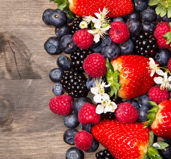 Beeren auf Holzgrund — Stockfoto