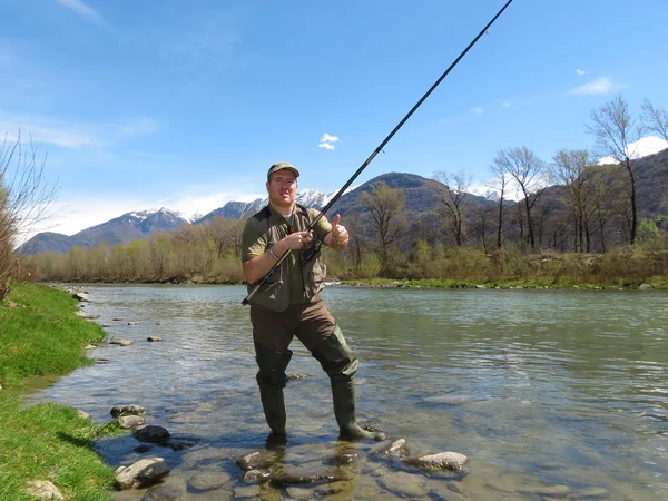 Pescador en el río —  Fotos de Stock