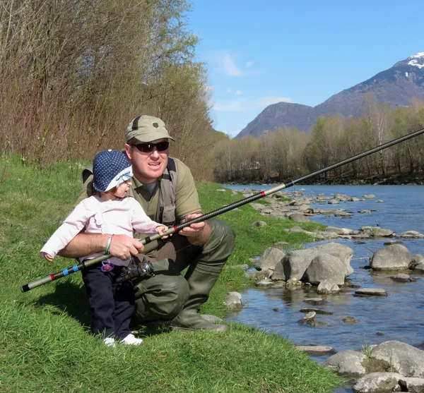 Vader en dochter vissen op de rivier — Stockfoto