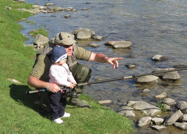 Apa és lánya a folyó halászat — Stock Fotó