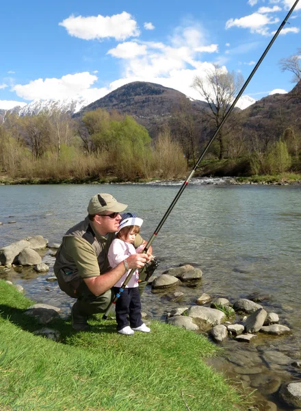 Pai e filha pesca no rio — Fotografia de Stock