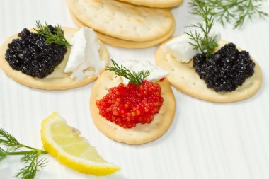 siyah ve kırmızı havyar kanepe