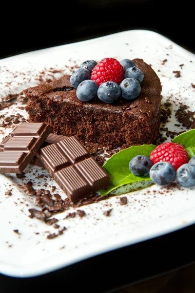 Pastel de chocolate con bayas frescas —  Fotos de Stock