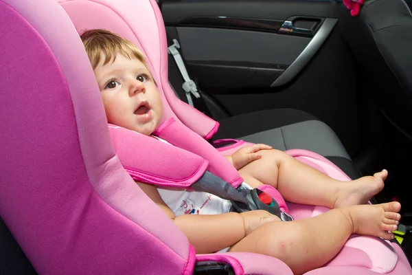 Bebê no assento do carro para segurança — Fotografia de Stock