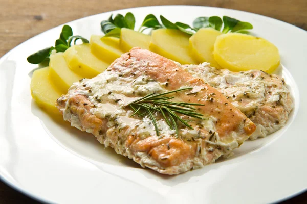 Salmon fillet with potatoes — Stock Photo, Image