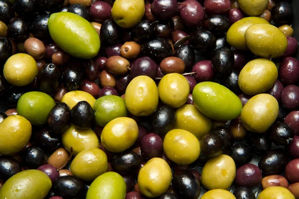 Aceitunas verdes y negras — Foto de Stock