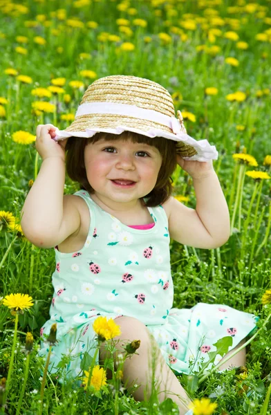 Menina feliz no prado com flores brancas — Fotografia de Stock