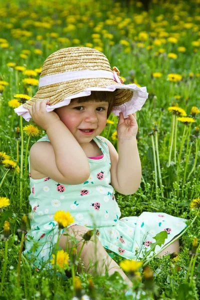 Щаслива дівчина на лузі з білими квітами — стокове фото