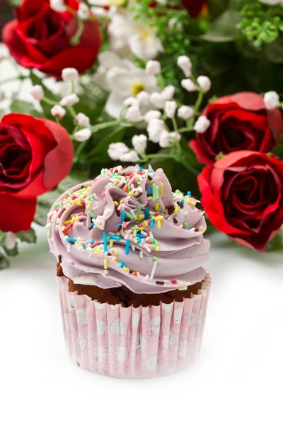 Vanilkový cupcakes, zdobený krémem levandulově fialových — Stock fotografie