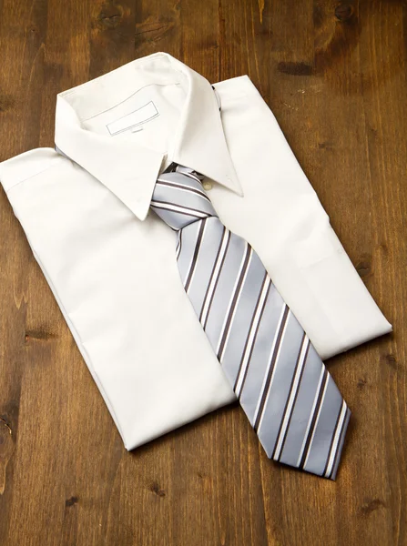 Nueva camisa de hombre blanco y corbata aislada en madera — Foto de Stock