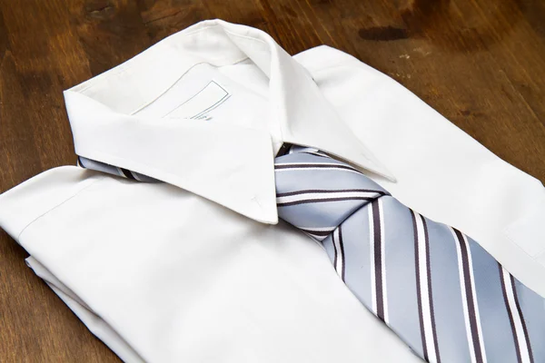 Nueva camisa de hombre blanco y corbata aislada en madera — Foto de Stock