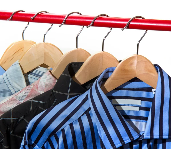 Duk hängare med skjortor — Stockfoto