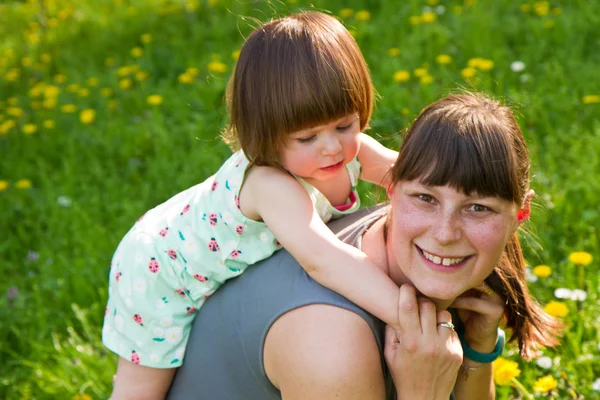 Moeder en kind hebben plezier — Stockfoto